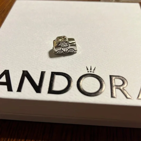 PANDORA UK 🇬🇧 Taxi - Picture 1 of 4